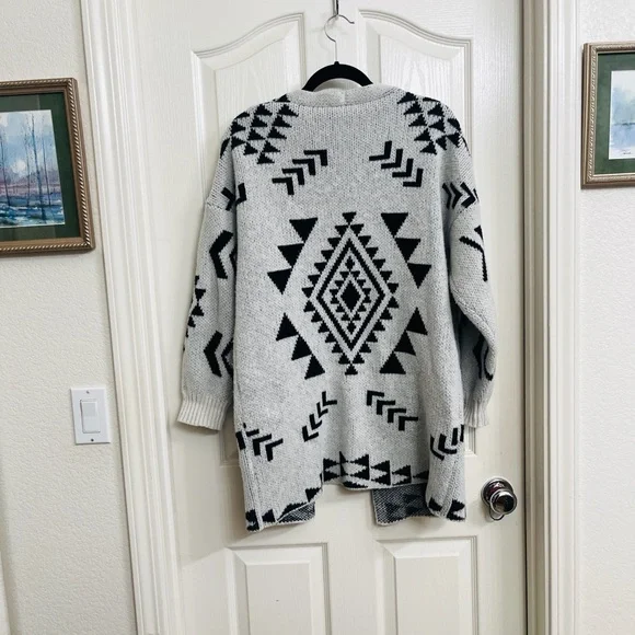 Savanna Jane Black And Grey Aztec Southwest Cardigan Size Medium - Picture 6 of 11